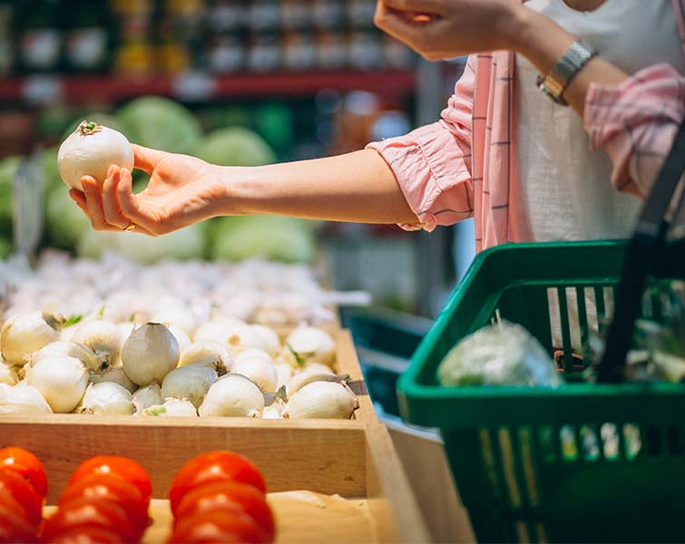 Pessoa pegando alimentos na feira